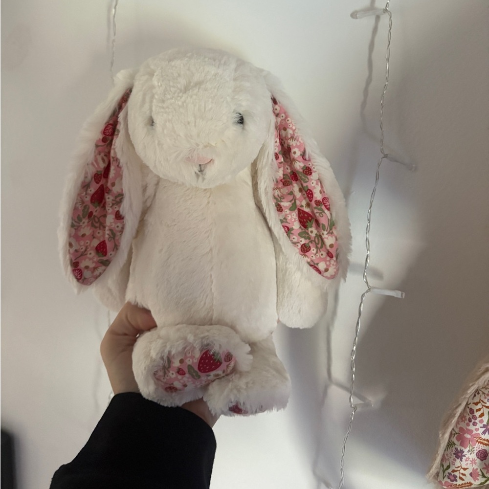 Jellycat Cream Plush Bunny
NEW WITH TAGS 
MEDIUM!!